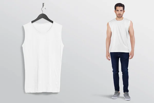 Camisa Colgante Blanca Lisa Sin Mangas Pared Con Modelo Masculino — Foto de Stock