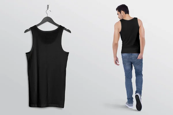 Opknoping Zwarte Effen Tank Top Shirt Aan Muur Met Mannelijk — Stockfoto