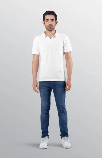 Modelo Masculino Vestindo Camisa Branca Simples Polo Calça Jeans Jeans — Fotografia de Stock