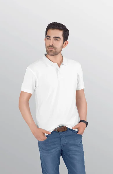 Fechar Modelo Masculino Vestindo Branco Simples Polo Shirt Calça Jeans — Fotografia de Stock