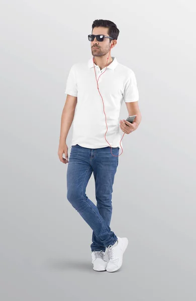Μόνιμη Αρσενικό Μοντέλο Φορώντας Λευκό Απλό Polo Shirt Μπλε Τζιν — Φωτογραφία Αρχείου