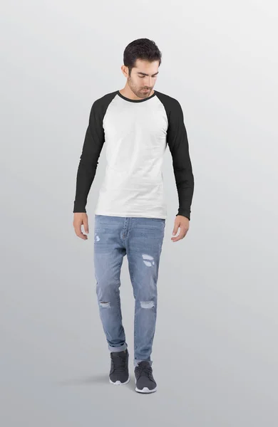 Caminhando Modelo Masculino Vestindo Branco Preto Simples Raglan Camisa Manga — Fotografia de Stock