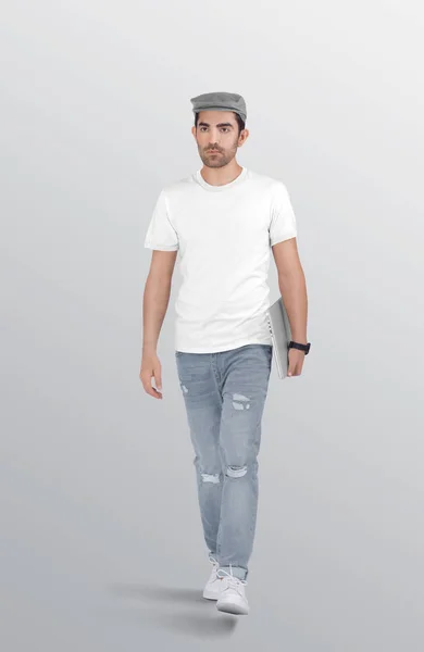 Caminhando Modelo Masculino Vestindo Camisa Branca Lisa Azul Rasgado Jeans — Fotografia de Stock