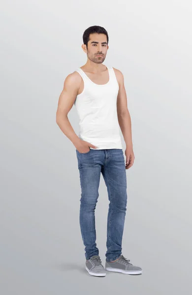 Стоя Молодой Привлекательный Мужчина Модель Белой Простой Рубашке Танка Джинсах — стоковое фото