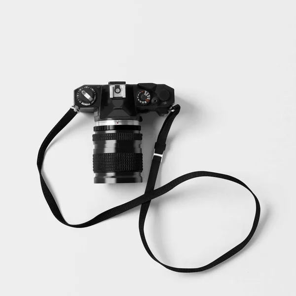 Κάτοψη Έγχρωμης Φωτογραφικής Μηχανής Ιμάντα Λαιμού Απομονωμένο Φόντο — Φωτογραφία Αρχείου