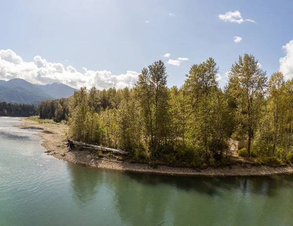 Washington eyaletinin kuzey çağlayanlarındaki görkemli Skagit Nehri birleşiminin inanılmaz hava fotoğrafçılığı.
