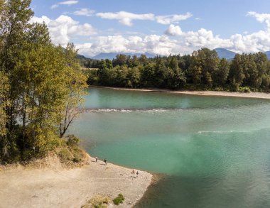 Washington eyaletinin kuzey çağlayanlarındaki görkemli Skagit Nehri birleşiminin inanılmaz hava fotoğrafçılığı.
