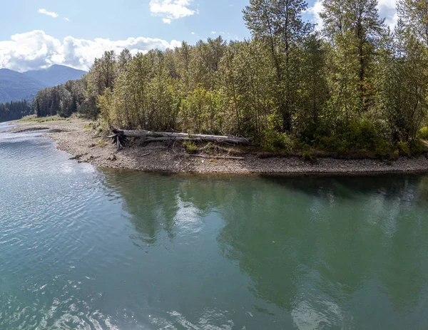 Washington eyaletinin kuzey çağlayanlarındaki görkemli Skagit Nehri birleşiminin inanılmaz hava fotoğrafçılığı.