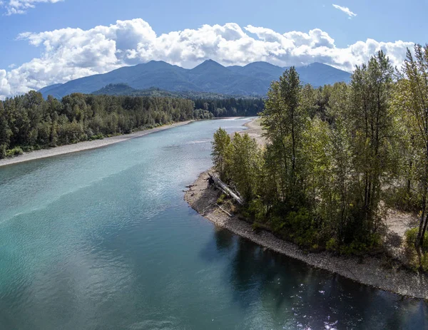 Washington eyaletinin kuzey çağlayanlarındaki görkemli Skagit Nehri birleşiminin inanılmaz hava fotoğrafçılığı.