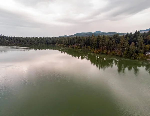 木々や雲と夏の時間に水に反映周囲の山々とサーストン郡のクリア湖の見事な空中写真 ワシントン州イエムに位置する — ストック写真