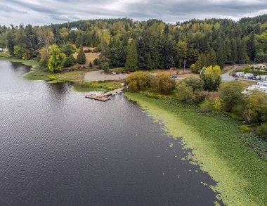 Yelm, Washington 'daki Harts Gölü' nün göz kamaştırıcı hava manzarası