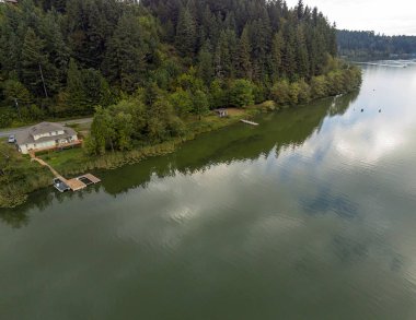 Pierce County 'nin Eatonville, Washington' daki çarpıcı Ohop Gölü 'nün inanılmaz hava görüntüleri.