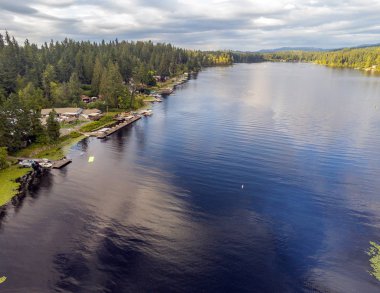 Eatonville, Washington 'da Pierce County' nin muhteşem ve huzurlu Tanwax Gölü 'nün görkemli hava fotoğrafları..