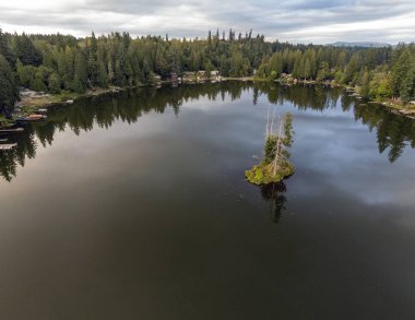 Whitman Gölü ve gölün ortasında ormanın çarpıcı yansımalarıyla gölün ortasında eşsiz bir ada..