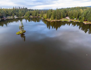 Whitman Gölü ve gölün ortasında ormanın çarpıcı yansımalarıyla gölün ortasında eşsiz bir ada..