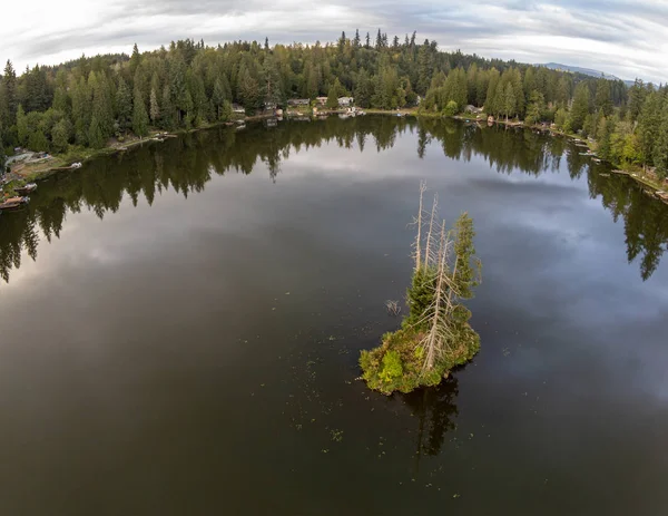 Lago Pitoresco Whitman Uma Ilha Única Com Uma Casa Árvore — Fotografia de Stock