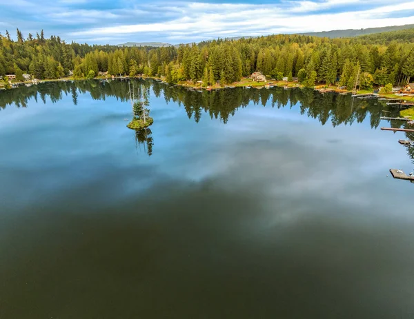 Lago Pitoresco Whitman Uma Ilha Única Com Uma Casa Árvore — Fotografia de Stock