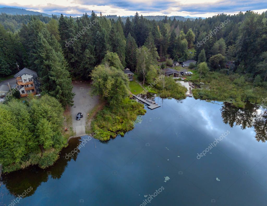 Pintoresco lago Whitman y una isla única con una casa de árbol en el