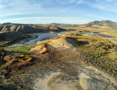 Canlı ve fotojenik John Day Fosil Yatakları 'nın ve Mitchell, Oregon' daki Wheeler County 'nin Yanardöner Boyalı Tepeler Reservoir' ının daha cesur hava fotoğrafçılığı