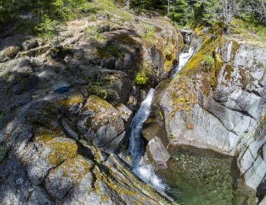 Washington 'un Rainier Dağı Ulusal Ormanı' ndaki Cougar Falls 'un muhteşem hava fotoğrafları.