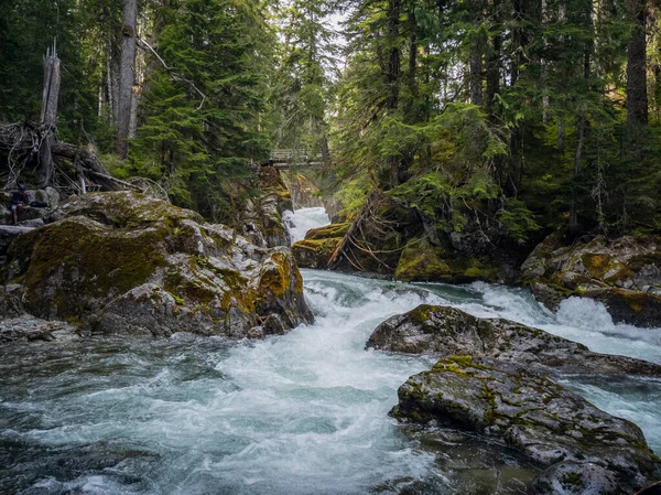 Chinook Cascadas Alimentadas Por Glaciares Que Fluyen Hacia Abajo Través — Foto de Stock