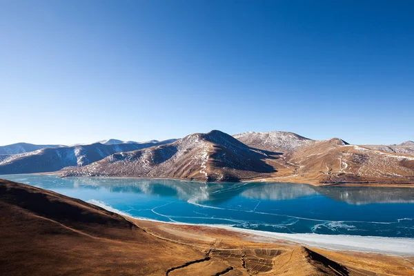 Μια 2019 Θέα Της Λίμνης Yamdrok Θιβέτ Μερικώς Κατεψυγμένη Χειμώνα Εικόνα Αρχείου