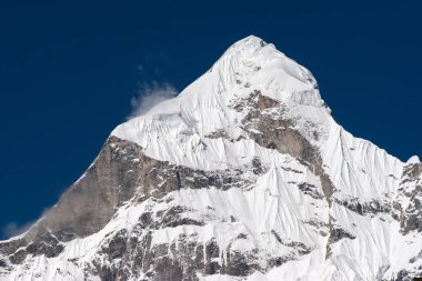 Neelkanth zirvesi (yükseklik 6 500 metre) Hindistan'da kutsal site Badrinath üzerinde yükselir