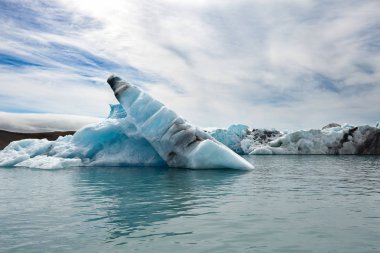 Jokulsarlon buzul Lagoon, Islandı içinde yüzen buzdağı