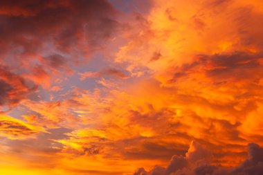 Hindistan 'ın üzerinde bulutlarla dramatik gün batımı