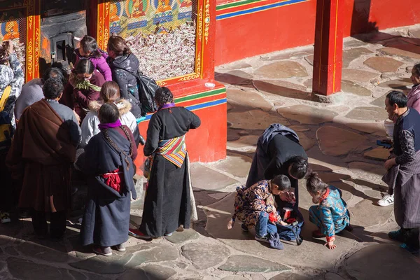 在中国西藏自治区Tashilhunpo修道院 朝圣者聚集在一个圣地 — 图库照片