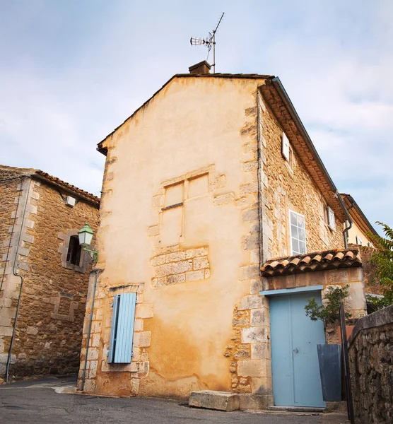 Menerbes, Luberon, Provence, Fransa 'da eski bir ev.