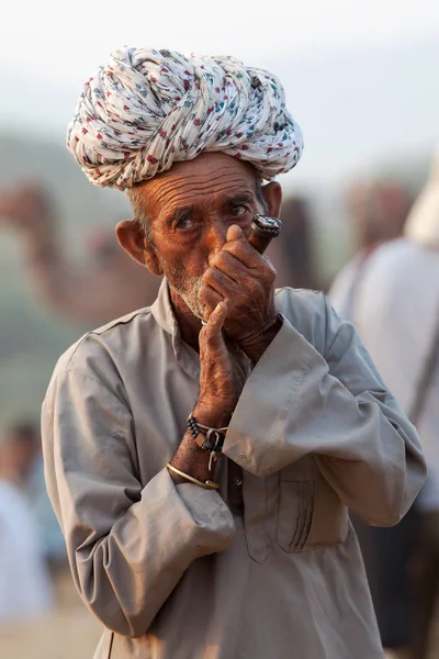 Rajasthani Homem Fumando Haxixe Com Chillum Cachimbo Barro Pushkar Camel — Fotografia de Stock