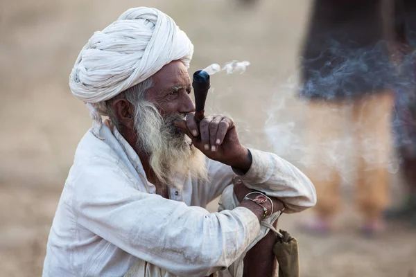 Rajasthani Homem Fumando Chillum Cachimbo Haxixe Pushkar Camel Fair Rajasthan — Fotografia de Stock