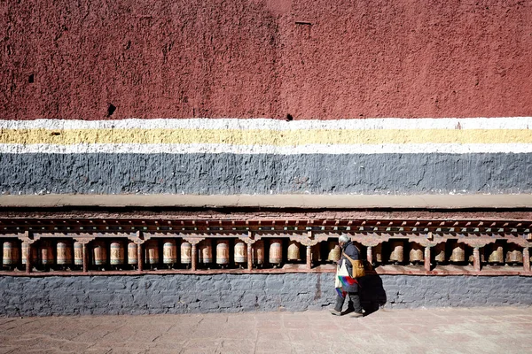 Pellegrino Tibetano Gira Ruote Della Preghiera Nel Monastero Sakya Regione — Foto Stock