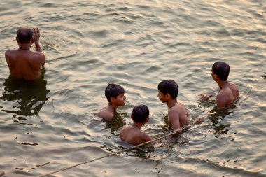 Varanasi, Uttar Pradesh / Hindistan - 23 Ocak 2008: Erkekler ghat (nehir basamakları), Varanasi, Hindistan 'da Ganj Nehri' nde ayin banyosu yapıyorlar.