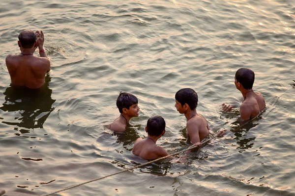 2008年1月23日 インド ウッタル プラデシュ州バラナシ 英語版 2008年1月23日 少年たちがインド バラナシ州のガンジュ川 英語版 で儀式用の風呂に入る — ストック写真