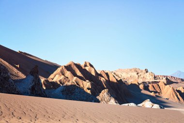 Kum tepeleri ve kayalar, Valle de la Luna, Atacama Çölü, Şili