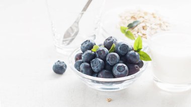 Bluberries cam yulaf gevreği ve sağlıklı kahvaltı için süt