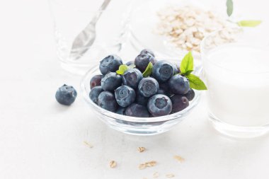 Bluberries cam yulaf gevreği ve sağlıklı kahvaltı için süt