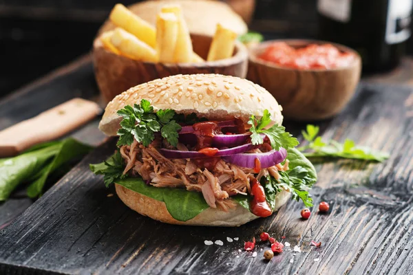 ev yapımı domuz burger lahana salatası ve barbekü sosu çekti