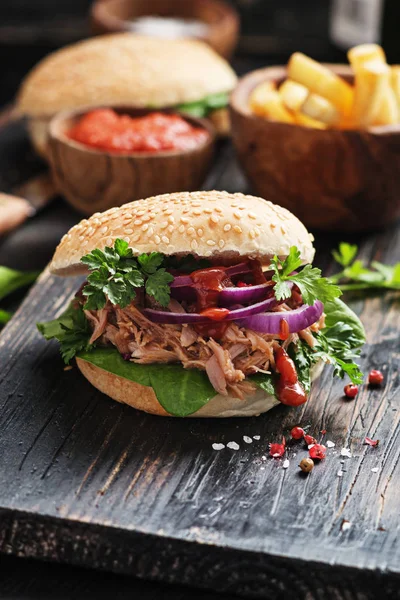 Hamburguesa Cerdo Tirada Casera Con Ensalada Col Salsa Barbacoa — Foto de Stock