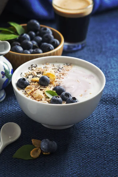 Yoğurt, kahve ve koyu mavi peçete üzerinde çeşitli tahıl taze yaban mersini ile sağlıklı klasik kahvaltı. Metin alanı.