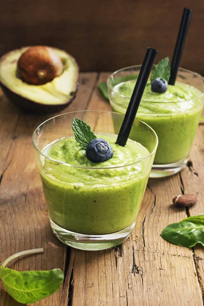 Smoothie tarifi yeşil ıspanak, ahşap tahta üzerinde badem ile. İyi olmak ve kilo kaybı kavramı.