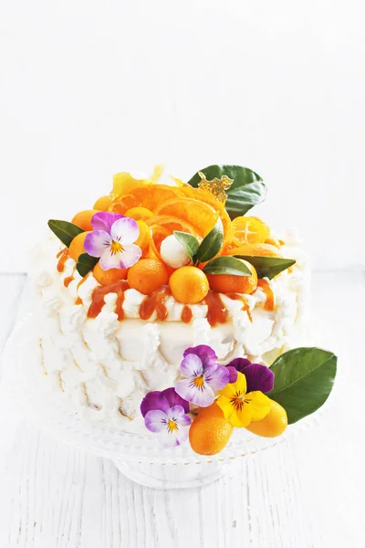 Festliche Torte Mit Zitrusfrüchten Und Blumen Mit Karamellstreifen Auf Weißem — Stockfoto