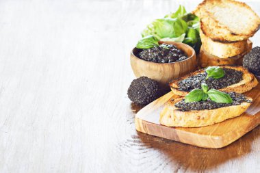 Bruschetta siyah truffle, salsa tartufata ile.