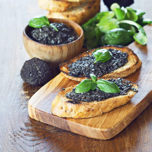 Bruschetta siyah truffle, salsa tartufata ile.