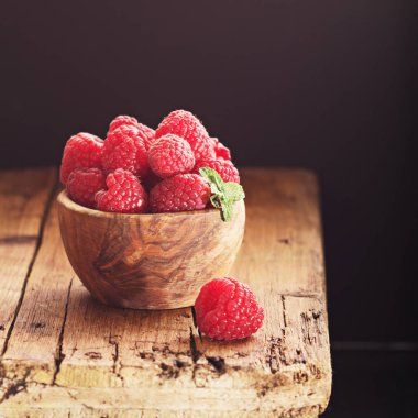 Ahududu rustik arka plan üzerinde.