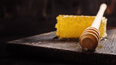 Rustik siyah arka plan üzerine tatlım.