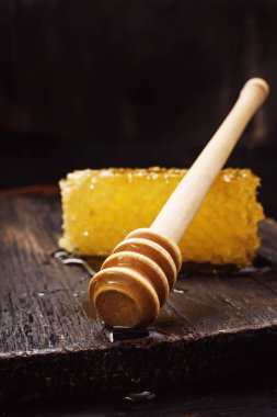 Rustik siyah arka plan üzerine tatlım.