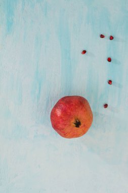 hafif mavi doku zemin üzerine nar.